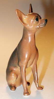 La statuette de porcelaine le chien de la race russe toy terrier